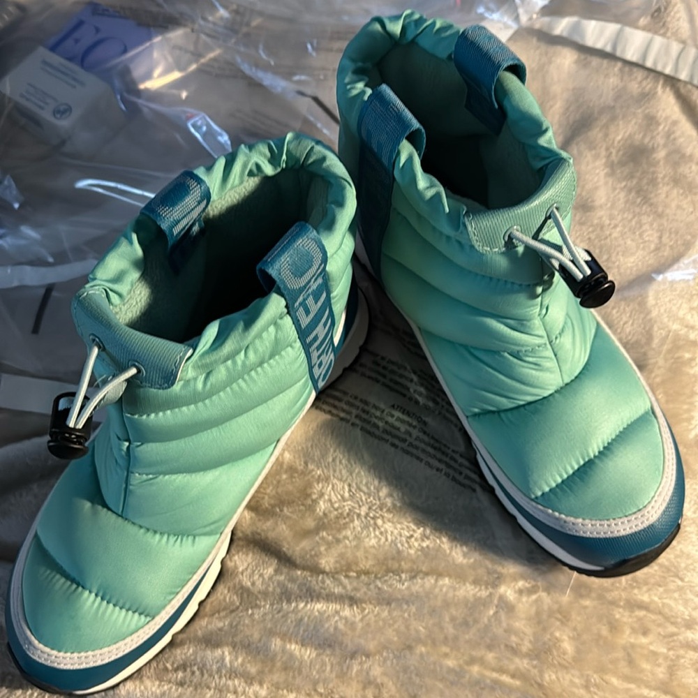 North face winter Boots. New without Tags, dryvent, size 6